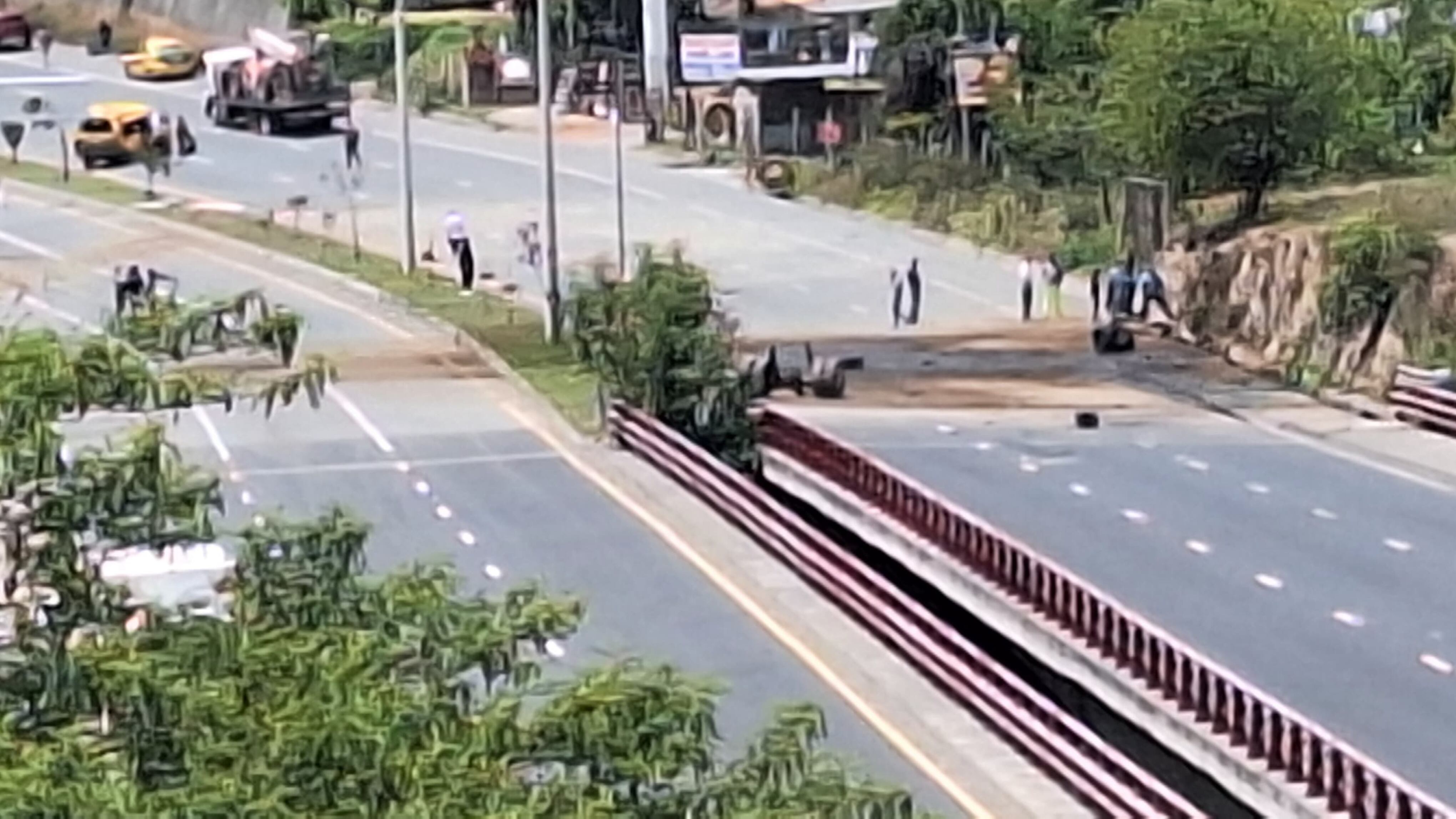 Un tanquero de combustible pierde pista en la Ruta Viva, Quito