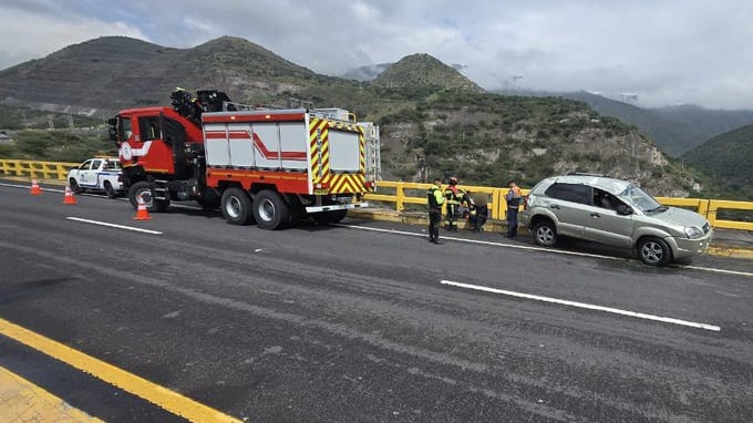 Una persona resultó herida tras siniestro de tránsito en la Av. Panamericana Norte, sector Guayllabamba - Fuente: Bomberos Quito