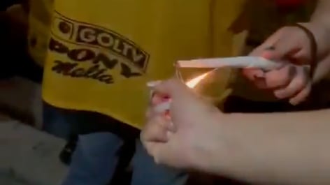 Bengala explota en la mano de una hincha durante la presentación del Ídolo del Astillero