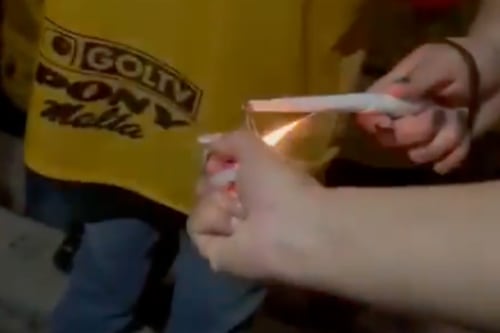 VIDEO: Hincha de Barcelona pierde dedos tras manipular bengala en la Noche Amarilla