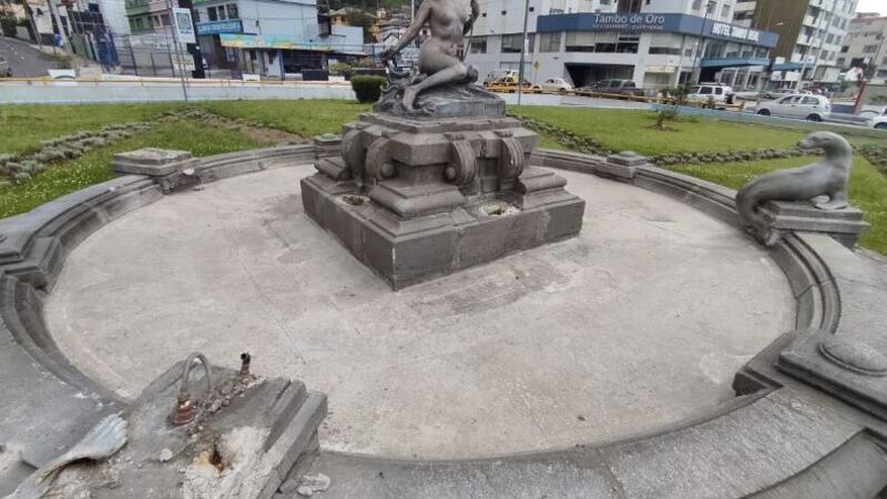Escultura patrimonial “Las Focas” es retirada temporalmente tras actos vandálicos en Quito