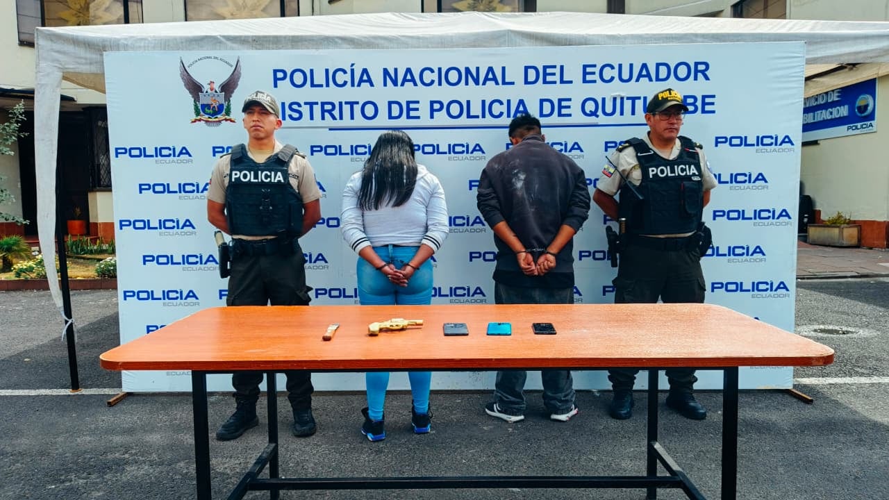 “Si no retrocedía, me apuñalaba”: víctima de robo en bus del sur de Quito relata intento de ataque con cuchillo; los sospechosos fueron detenidos
