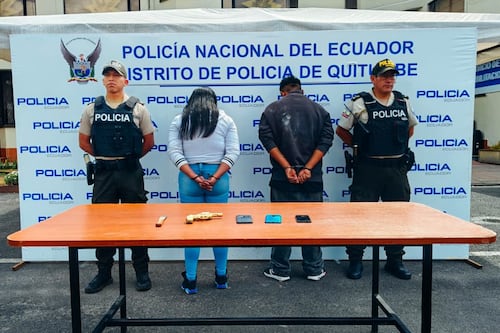 “Si no retrocedía, me apuñalaba”: víctima de robo en bus del sur de Quito relata intento de ataque con cuchillo; los sospechosos fueron detenidos