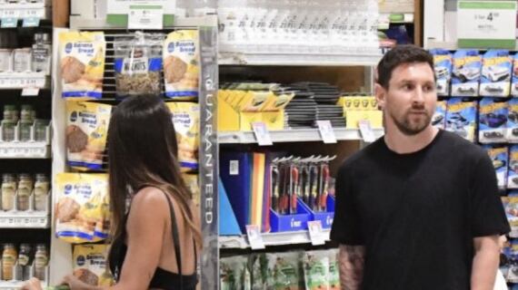 Messi realizando compras