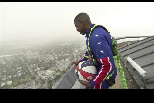 ¡Asombroso! Basquetbolista encesta desde 177 metros de altura