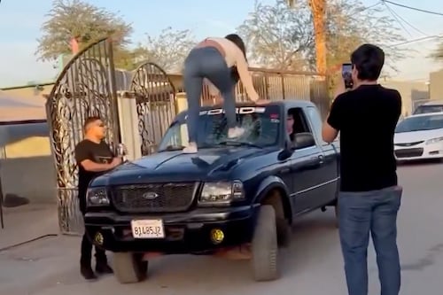 “¡No te vas!”: mujer destroza el auto de su pareja en plena calle