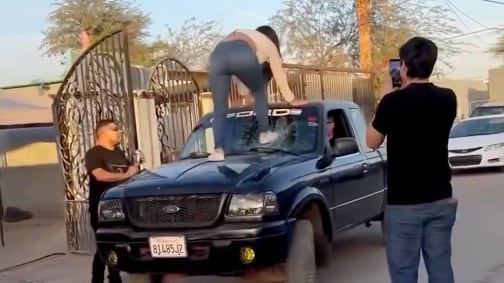 mujer rompe parabrisas