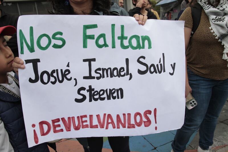 Familiares y colectivos sociales realizaron un plantón exigiendo el regreso de los cuatro niños desaparecidos, en las afueras de la Fiscalía General.