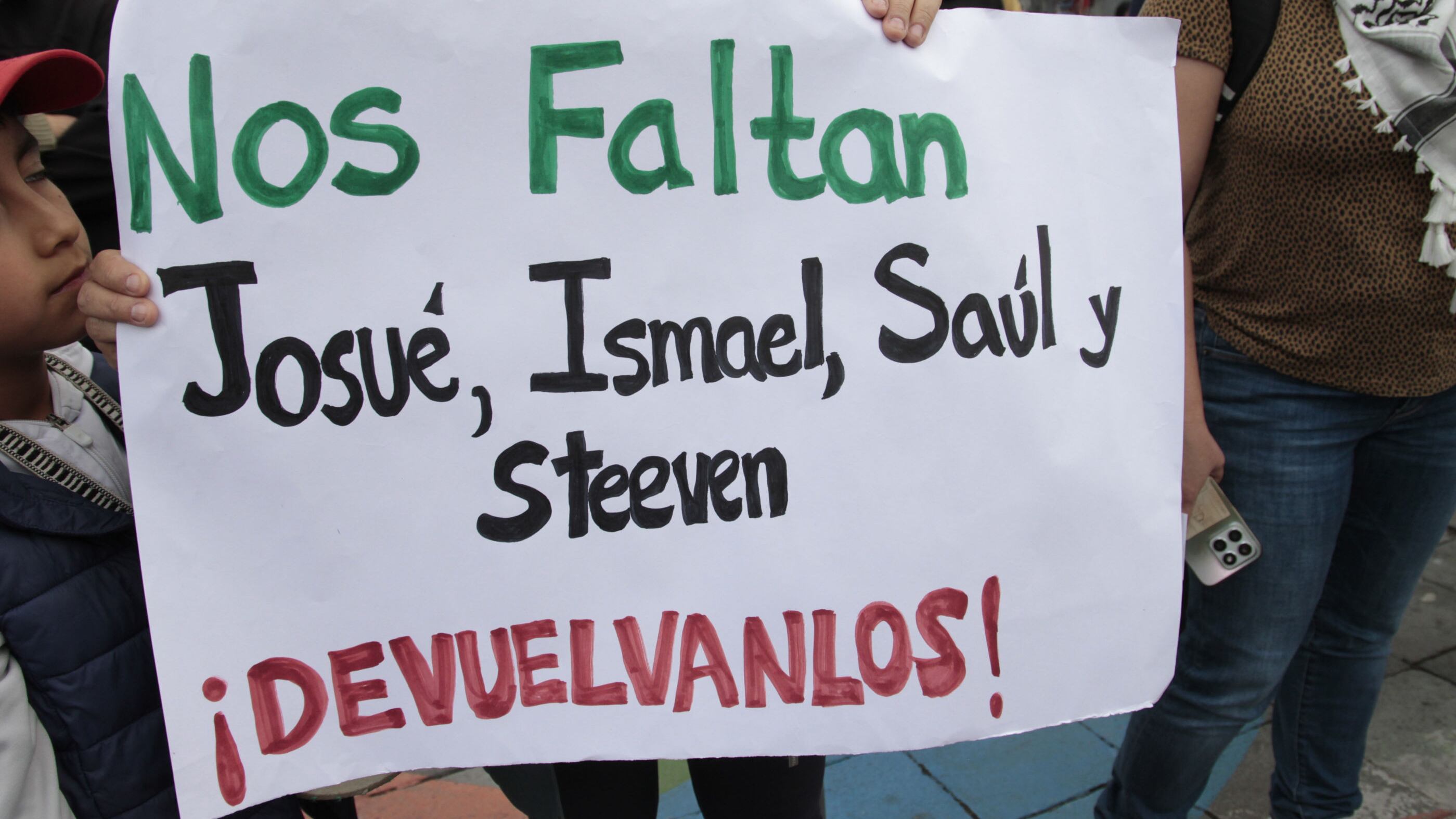 Familiares y colectivos sociales realizaron un plantón exigiendo el regreso de los cuatro niños desaparecidos, en las afueras de la Fiscalía General.