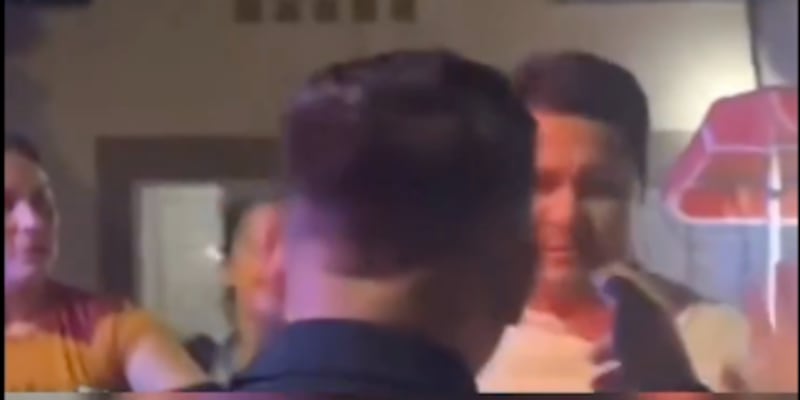 ¡Indignante! padre roba la beca de su hija y la gasta con su nueva familia - Fuente: Video de X