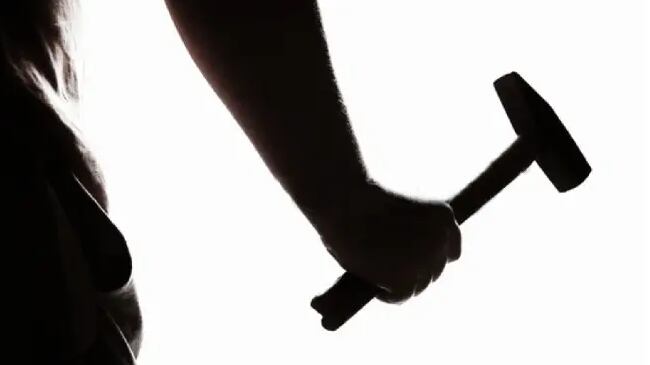 Fiscalía procesa a sujeto por tentativa de femicidio: atacó a su conviviente con un martillo