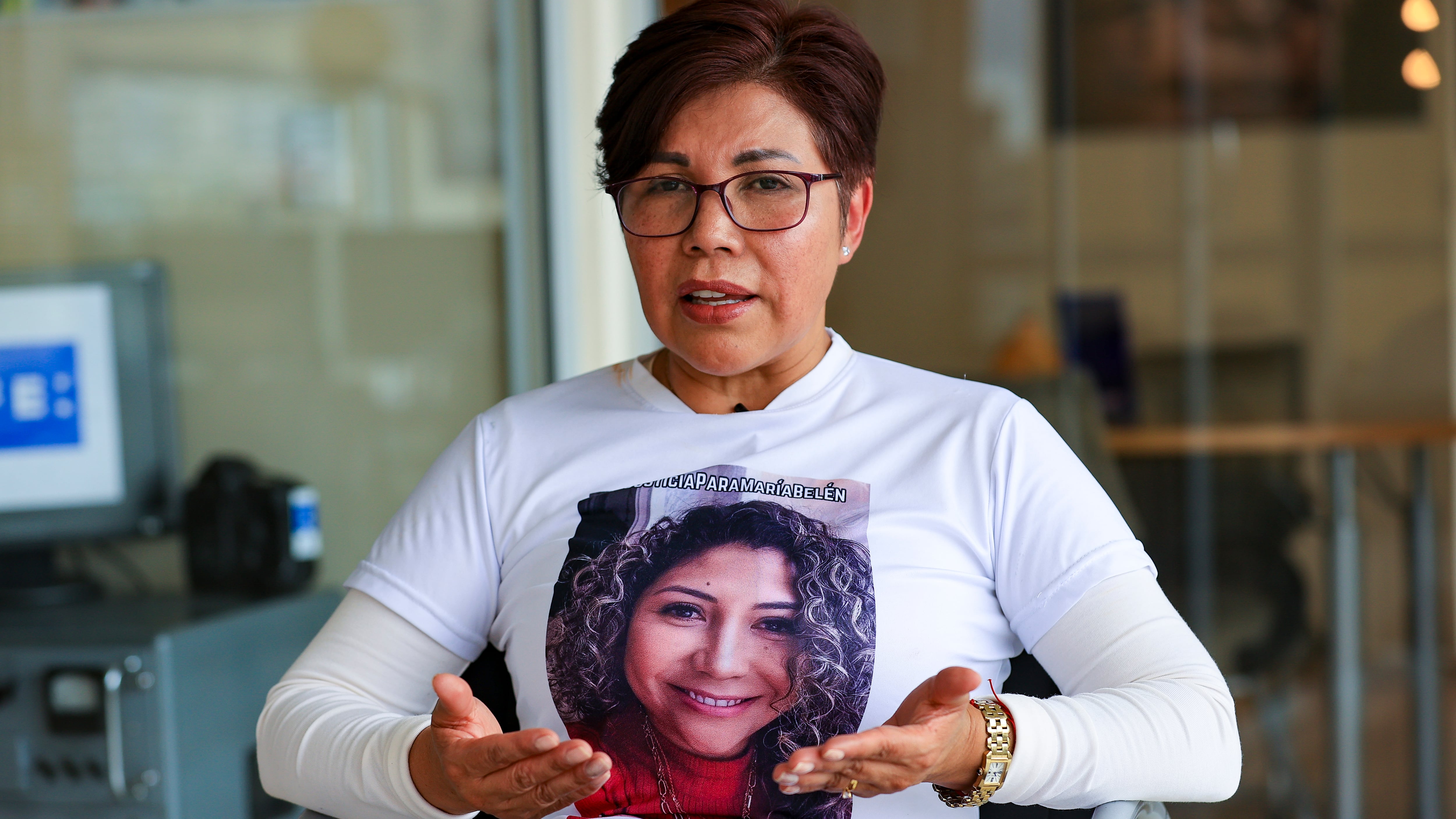 durante una entrevista con EFE este lunes, en Quito (Ecuador). Otavalo, la madre de Bernal, quien fue asesinada en 2022 por su esposo, el agente Germán Cáceres, en el interior de una escuela policial de Ecuador, asegura que seguirá luchando por conseguir justicia por el feminicidio de su hija ante instancias internacionales como el Sistema Interamericano de Derechos Humanos. EFE/ José Jácome
