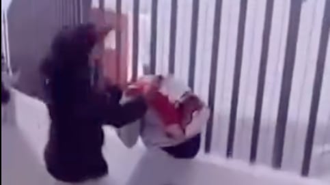 Un estudiante fue brutalmente golpeado en los exteriores de un colegio en el norte de Quito