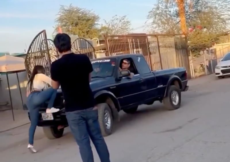 mujer rompiendo el parabrisas de la camioneta de su pareja