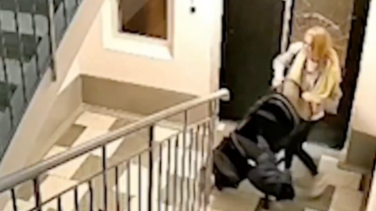 Madre golpea a su hijo en Rusia - Fuente: Video de X