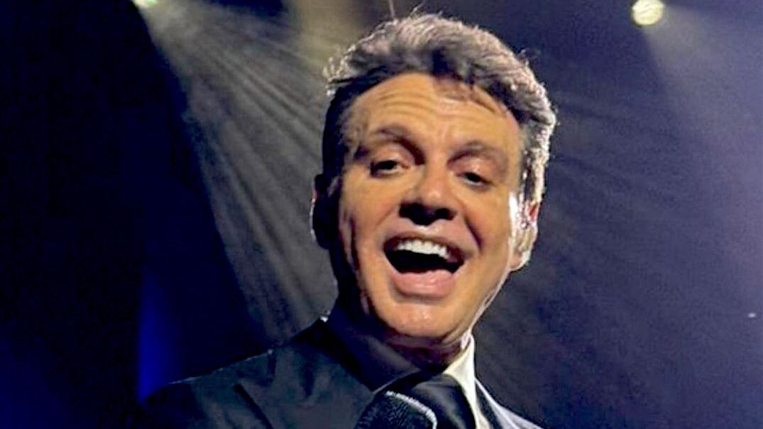 El cantante tuvo a grandes figuras del entretenimiento, el deporte y empresarios entre el público.