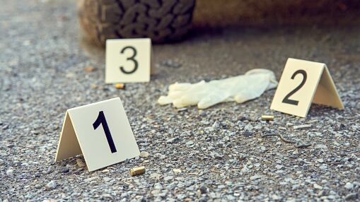 Asesinan a joven a bala mientras regresaba a su casa en el sur de Quito.