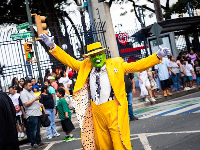 Personajes, desfiles y shows llenaron de color 18 cuadras del centro durante la segunda edición del evento.