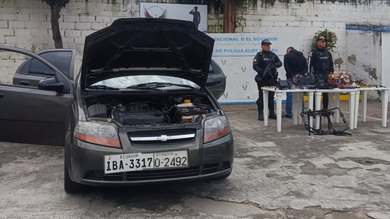 Lo que sujeto llevaba al interior de un vehículo con placas ilegibles en el sur de Quito