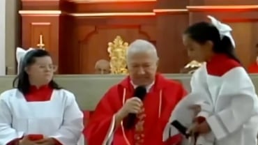 sacerdote reprende monaguilla en misa