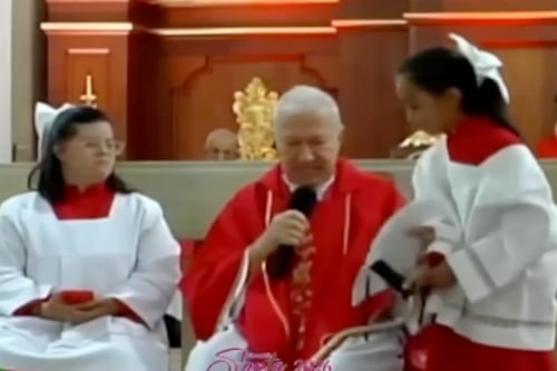 “¡Quite de ahí!”: sacerdote reprende a monaguilla en plena misa y el video desata críticas