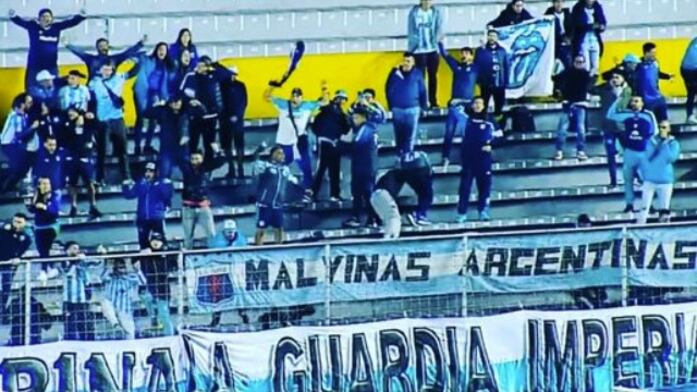 Hinchas Deportivo Quito apoyando a Racing