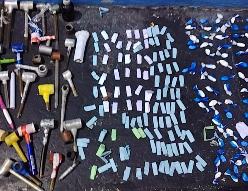 Hallan minisuite amoblada en una celda durante operativo militar en la cárcel de El Inca, en Quito