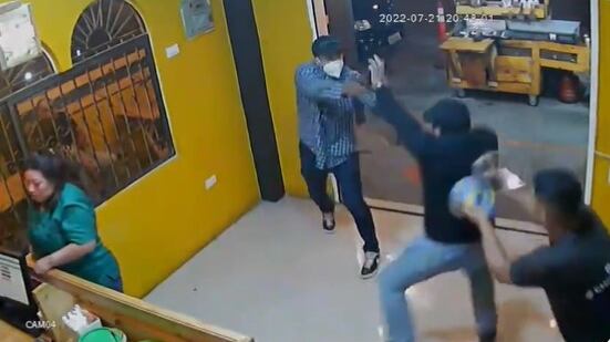 Un delincuente terminó herido de bala.