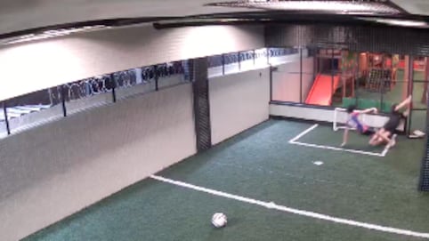 VIDEO: Niño salva a su amigo que se electrocutaba en el portón de una cancha de fútbol - Fuente: Video de X