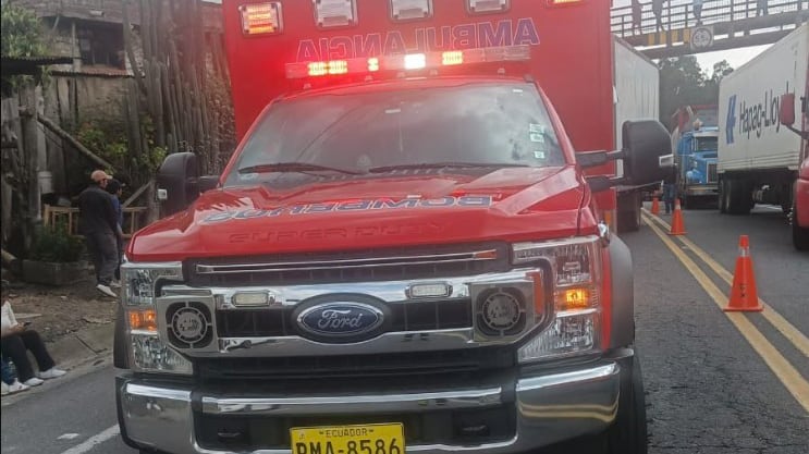 Choque entre dos vehículos y un camión dejó tres heridos en Amaguaña, en Quito