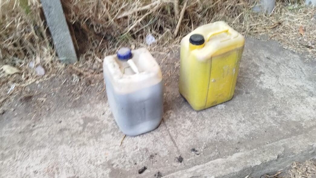 Canecas de aceite y gasolina fueron hallados cerca del incendio en Guápulo.
