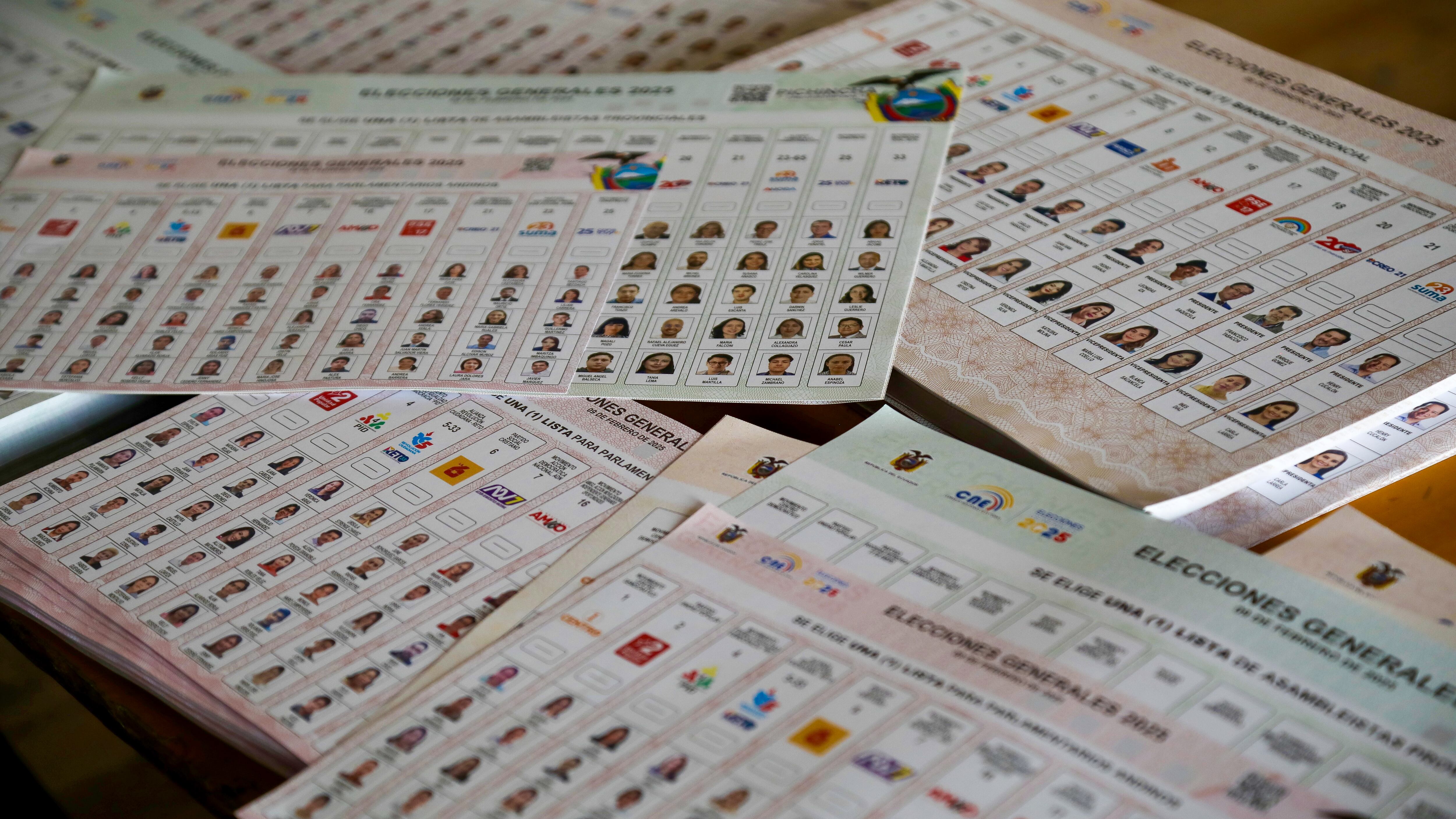 Fotografía de papeletas electorales durante las elecciones presidenciales y legislativas de Ecuador este domingo, en la Escuela 10 de Agosto, en Quito (Ecuador).