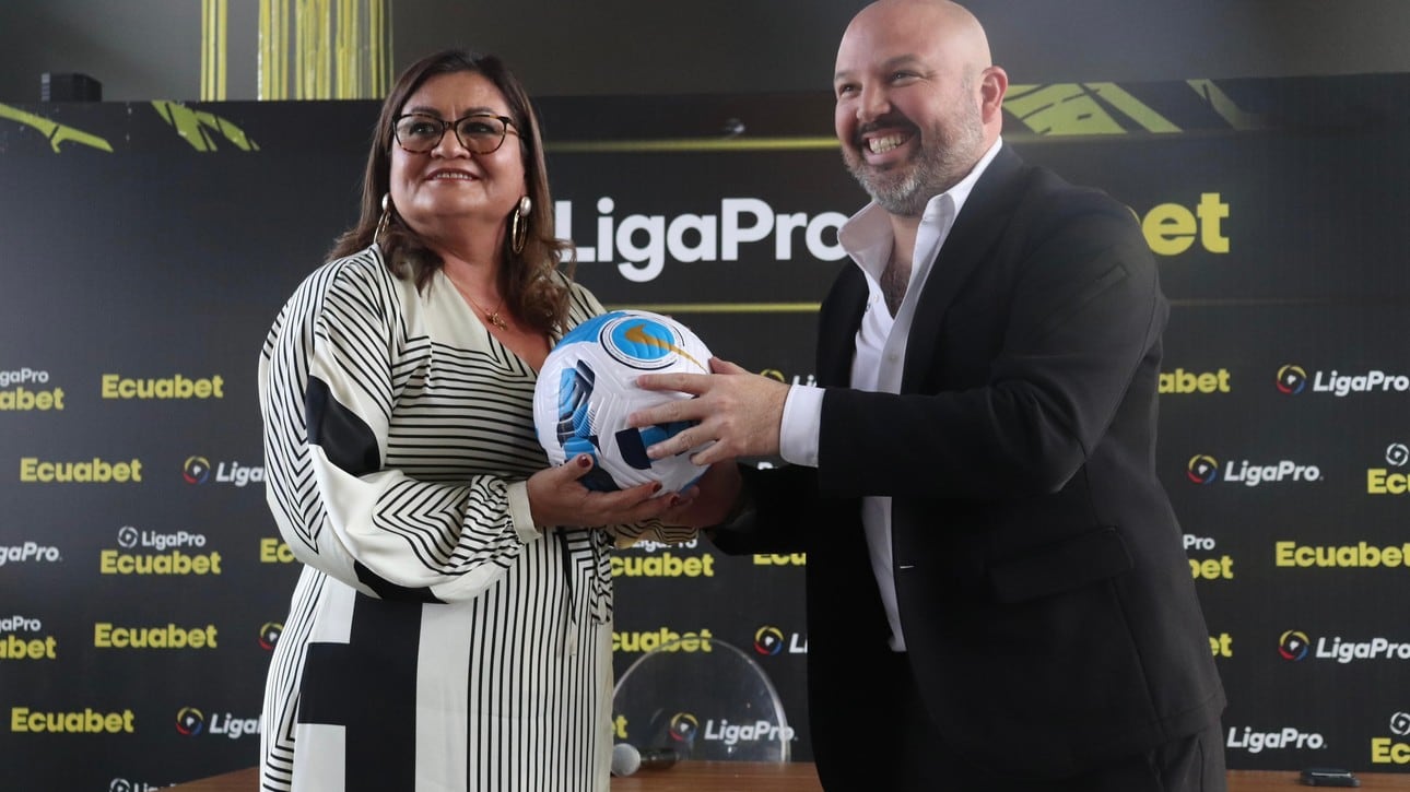 Liliana Zuluaga, gerente general de Ecuabet, y Miguel Ángel Loor, presidente de la LigaPro.