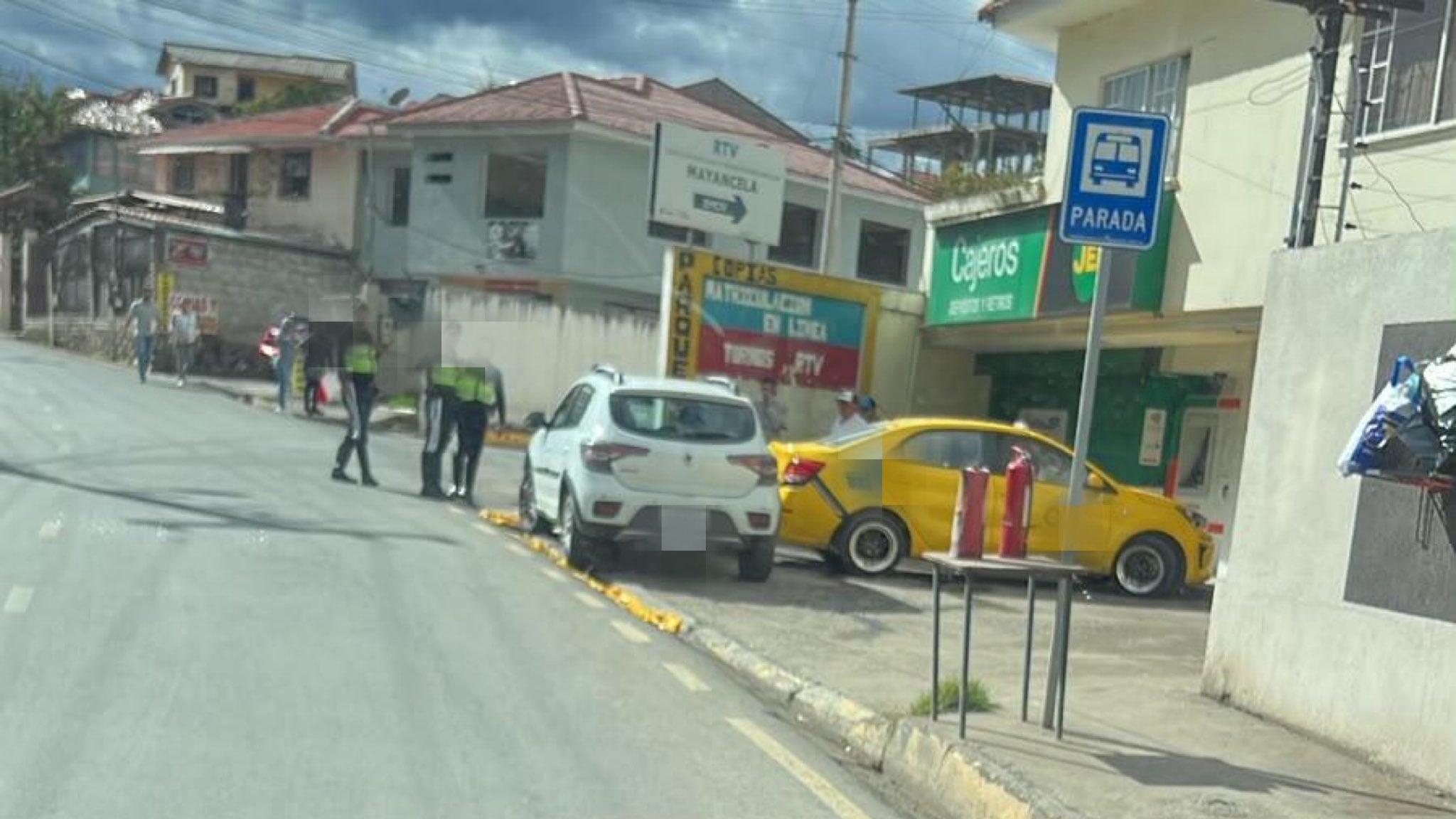 Mujer fallecer tras ser impactada por un auto que perdió pista y se subió a la vereda en Cuenca