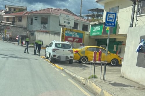 Mujer fallece tras ser impactada por un auto que perdió pista y se subió a la vereda en Cuenca