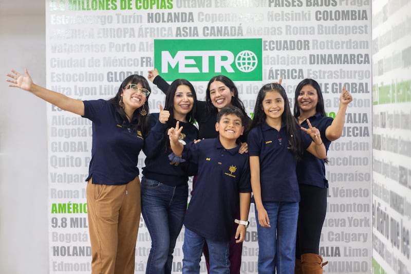 Andrea Sánchez con su hijo Emiliano, la neuropsicóloga María Gabriela Ávila; la psicóloga clínica Milena Peña y Adahis con su madre Verónica