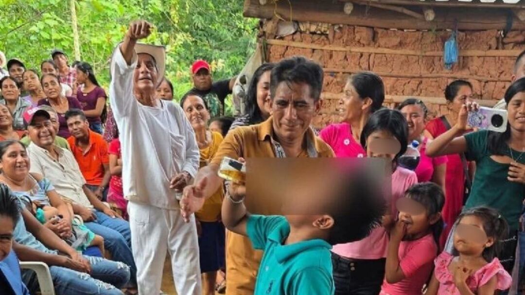 ¡Alarmante! Niño bebe alcohol durante presunta boda entre adolescentes en Oaxaca