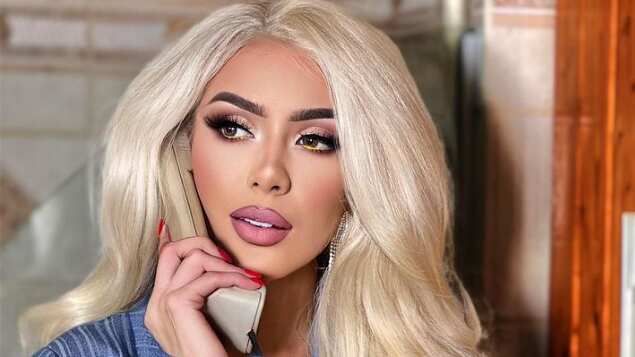 La actriz se muestra con un estilo diferente, ya que se le ve con una peluca rubia y larga