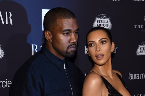 Mientras Kim Kardashian luce su cuerpazo, Kanye West sorprende con libras de más