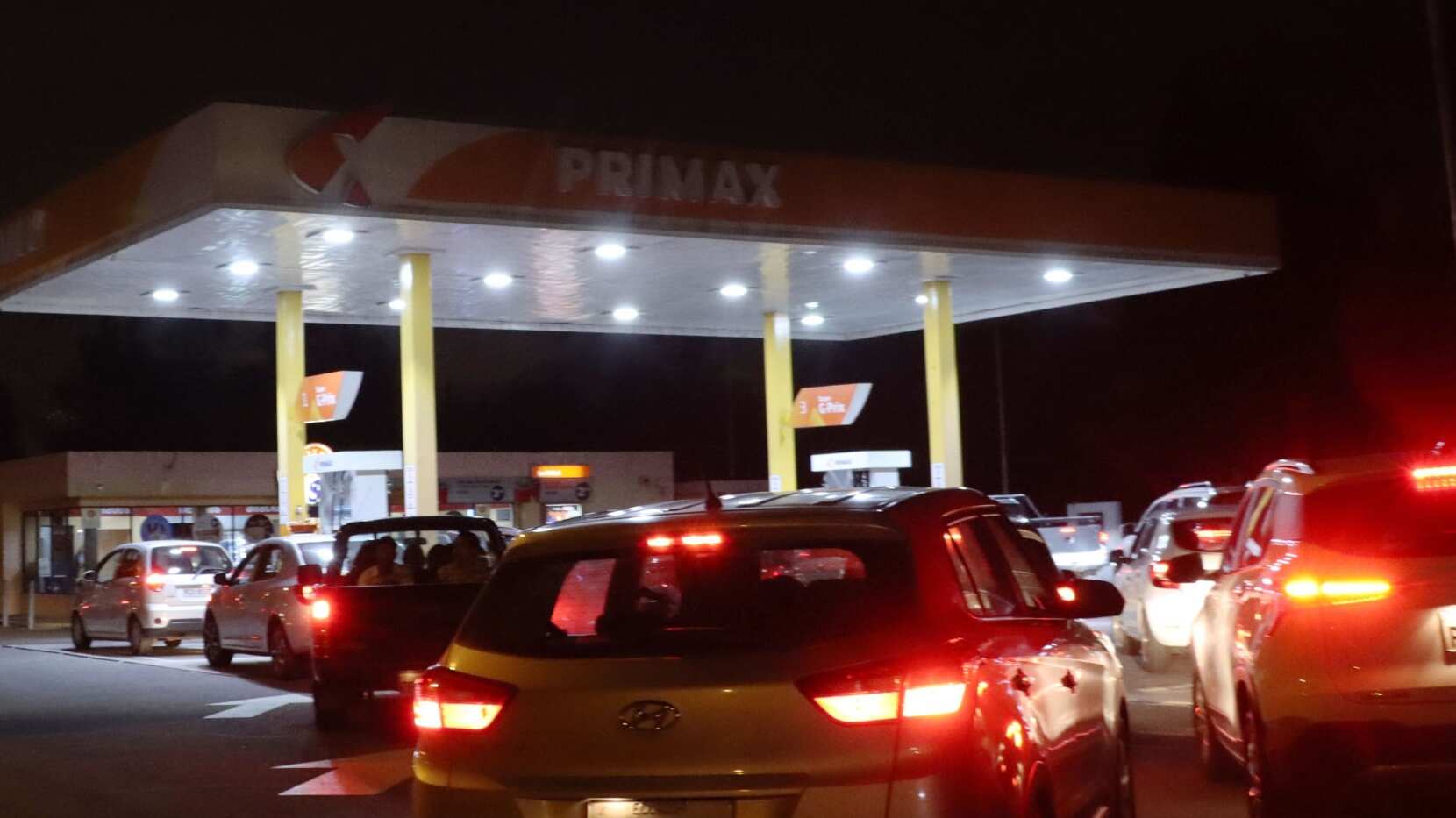 Incremento de venta de combustible, en las gasolineras, en horas de la noche previo al incremento de precio de las gasolinas Extra y Ecopaís, decretado por el Gobierno.
Fotos:API /Rolando Enríquez