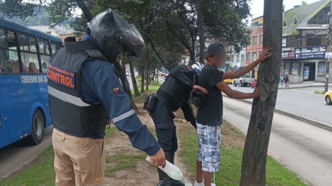 Retiran a más de 800 limpiaparabrisas de avenidas y calles de Quito en lo que va del 2025