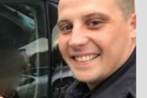 “Otro día en el trabajo”: Policía de Kentucky se tomó selfie con mujer inconsciente y fue despedido