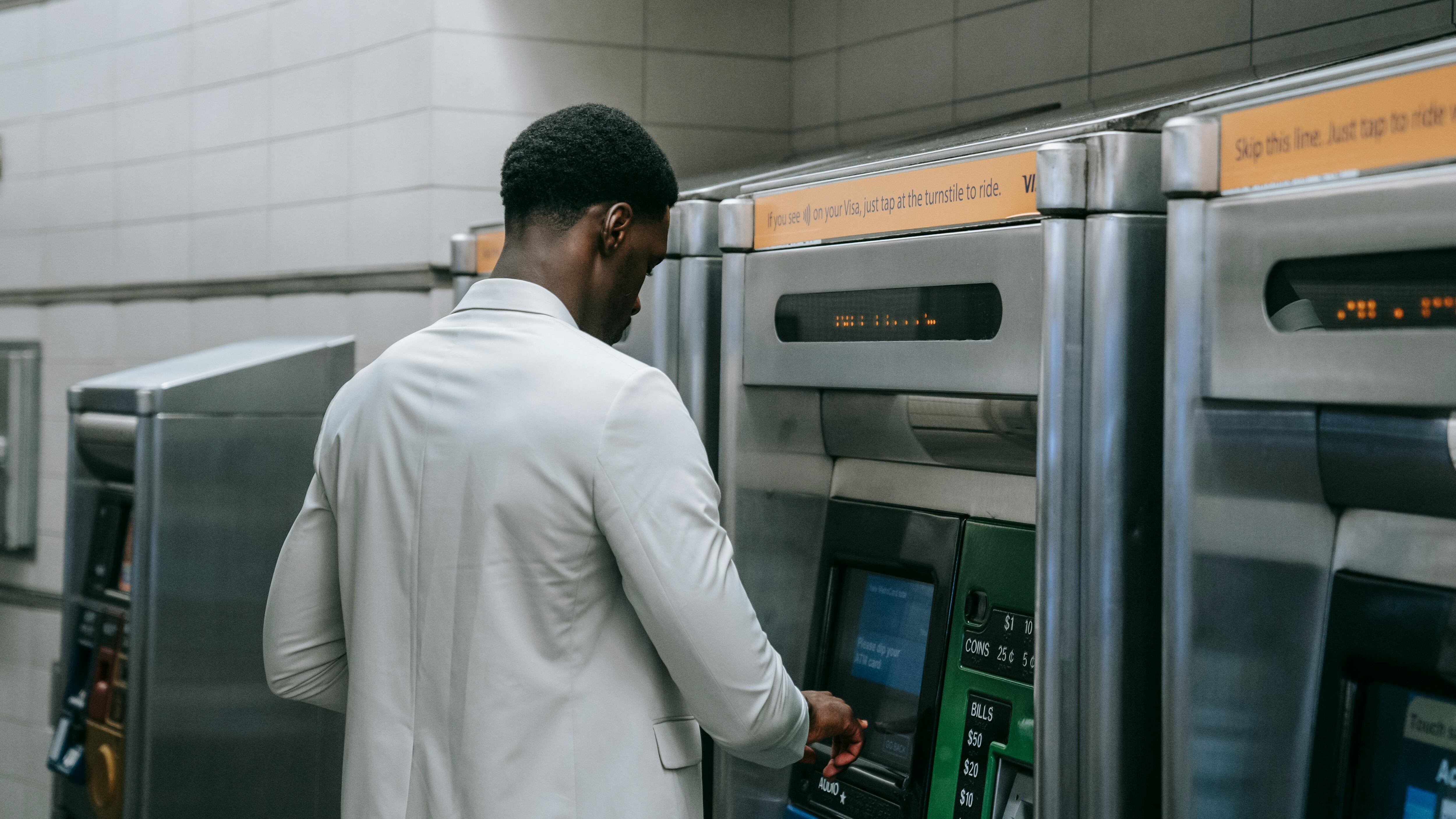 Joven destruyó un cajero automático con una piedra tras no recibir su dinero
