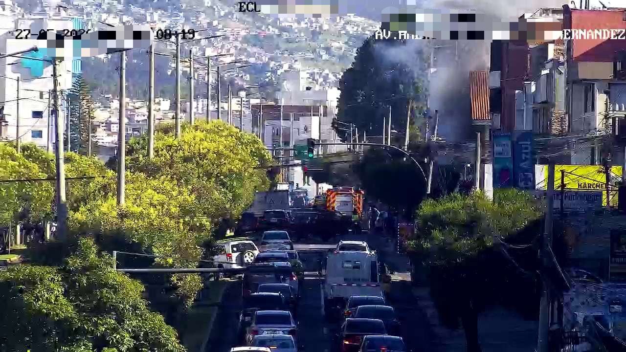 Voraz incendio consumió local de motos y llantas en el norte de Quito - Fuente: ECU 911