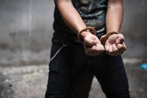 Su vecino la abusó mientras esperaba el bus en Quito: intentó llevarla a un lugar apartado