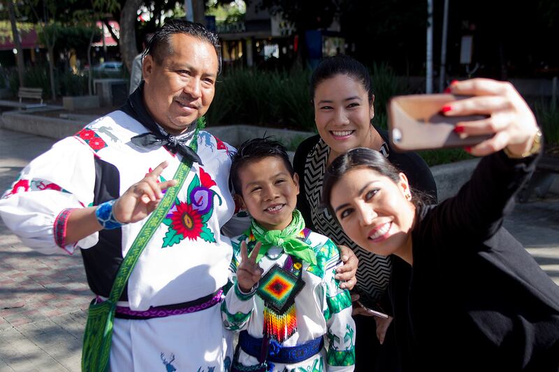 Fotografía de archivo fechada el 18 de enero de 2018 que muestra al niño Yuawi López y su padre, José López, mientras posan para fotos junto a seguidoras en la ciudad de Guadalajara