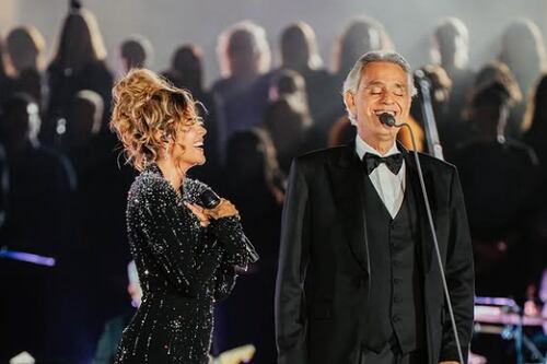 Karol G brilla en el Vaticano: la “Bichota” cantó con Andrea Bocelli y fue la más aplaudida
