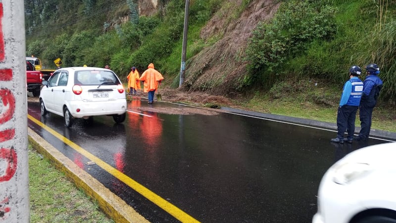 Deslizamiento de tierra afecta la Autopista General Rumiñahui y deja un vehículo atrapado en Quito. Foto: ECU 911