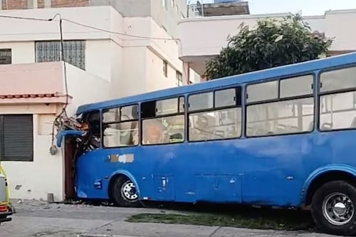 Bus urbano se impactó contra una vivienda y deja dos fallecidos en Riobamba