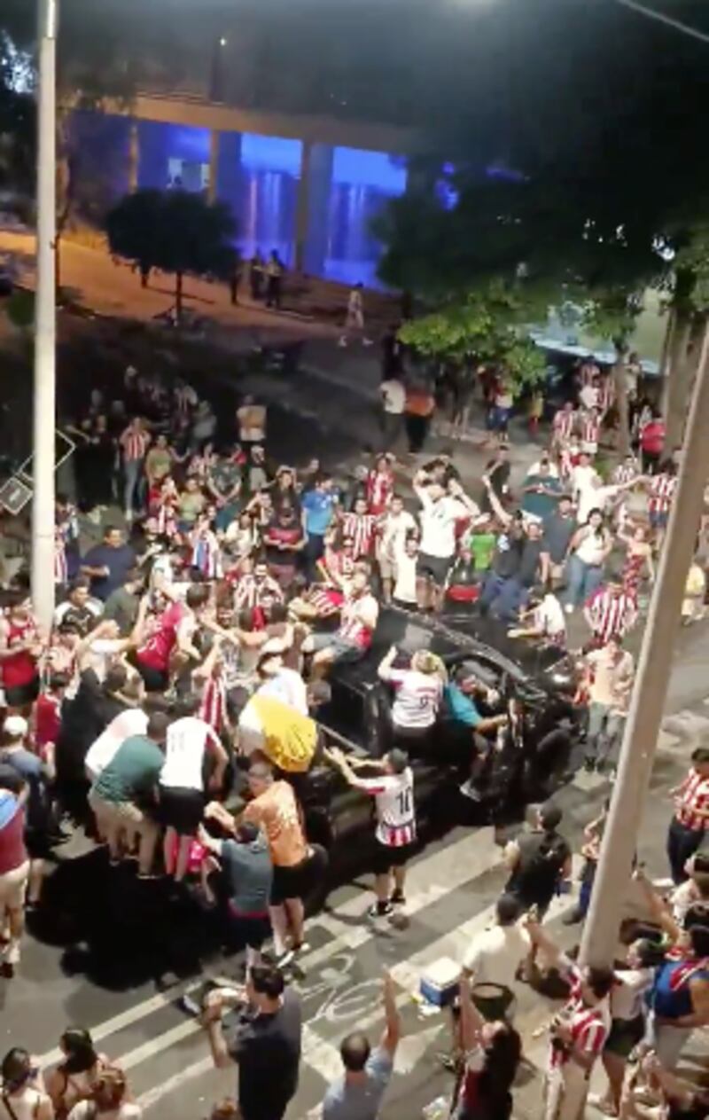 Pelea campal en Paraguay en medio de los festejos por la victoria.